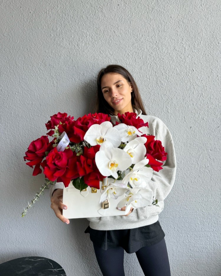 White Bag "Scarlett" Fresh Flowers Vase Arrangement
