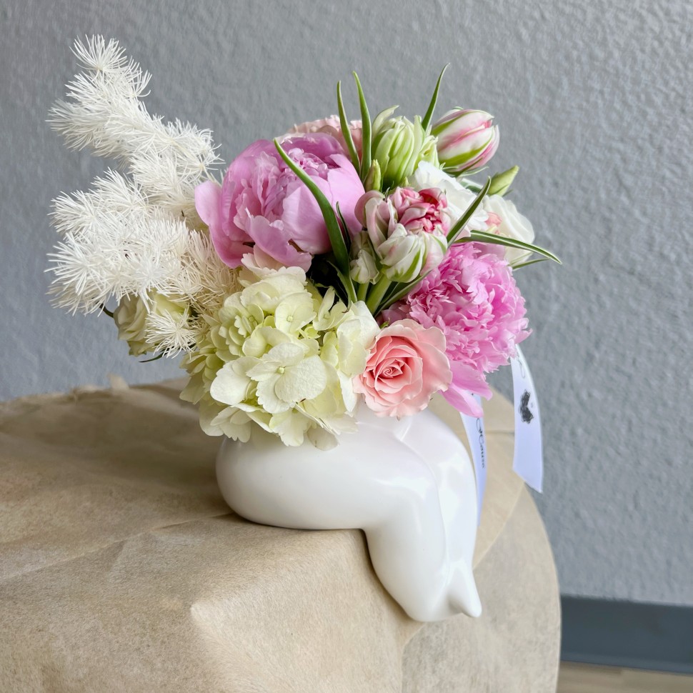 "The Body" Curvy Fresh Flowers Vase Arrangement
