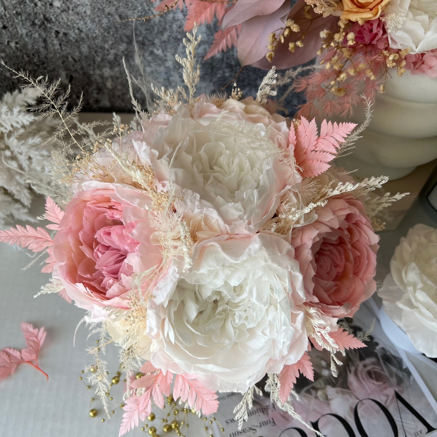 MARY collection Preserved peonies in luxury vase MARY collection Preserved peonies in luxury vase