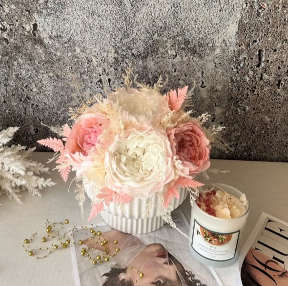 MARY collection Preserved peonies in luxury vase MARY collection Preserved peonies in luxury vase