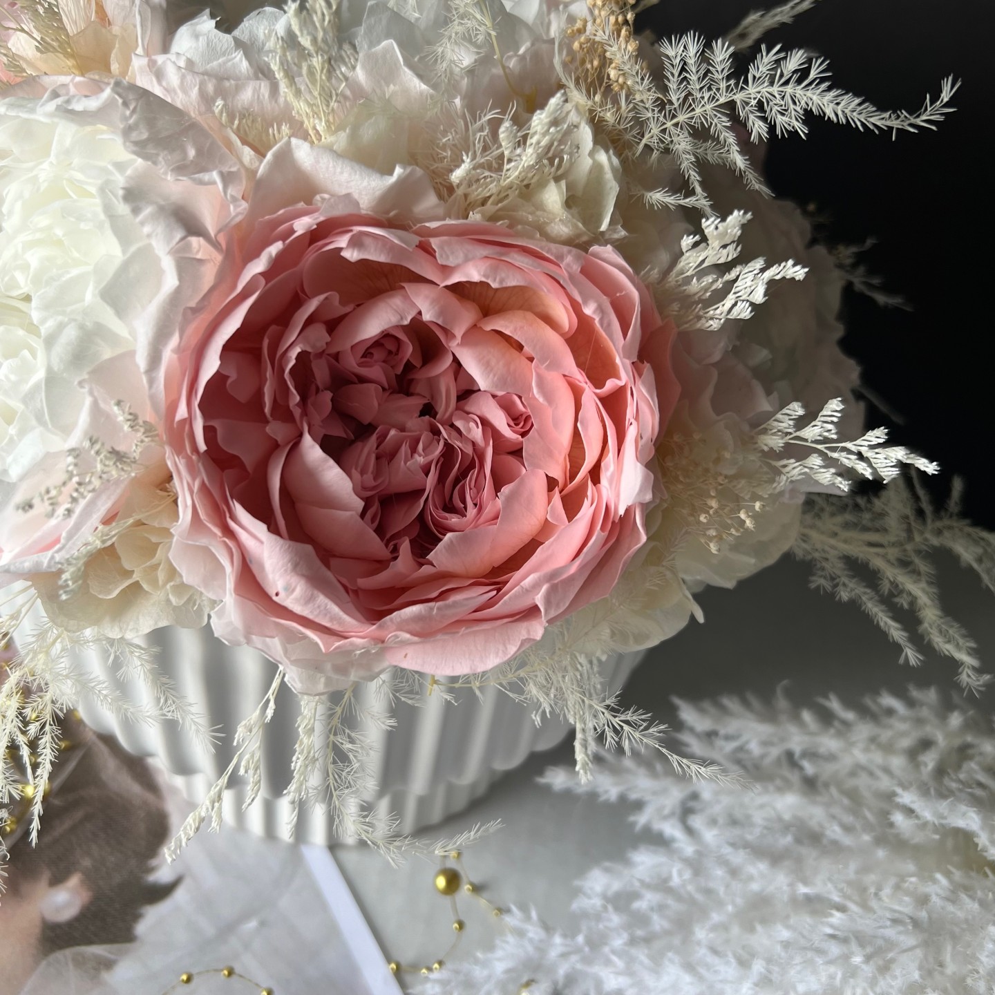 MARY collection Preserved peonies in luxury vase MARY collection Preserved peonies in luxury vase