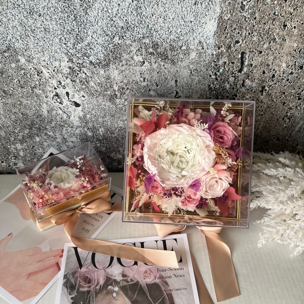 MILA collection Preserved peony in Acrylic box