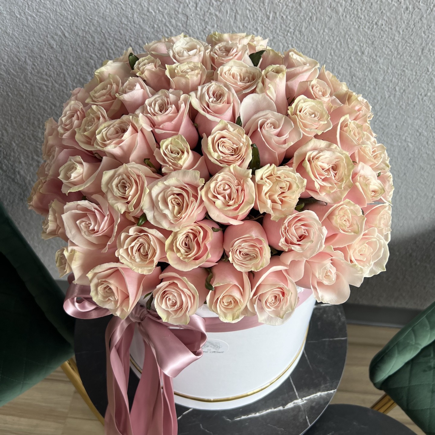 Jumbo Fresh Light Pink Roses Box