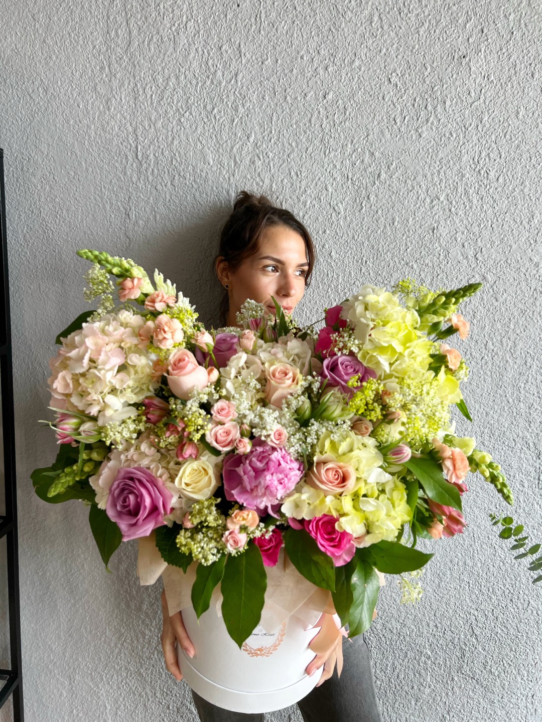 Adelaide Flower Box (Snapdragons, Roses, Hydrangeas, Peony & Mixed Flowers) Adelaide Flower Box (Snapdragons, Roses, Hydrangeas, Peony & Mixed Flowers)