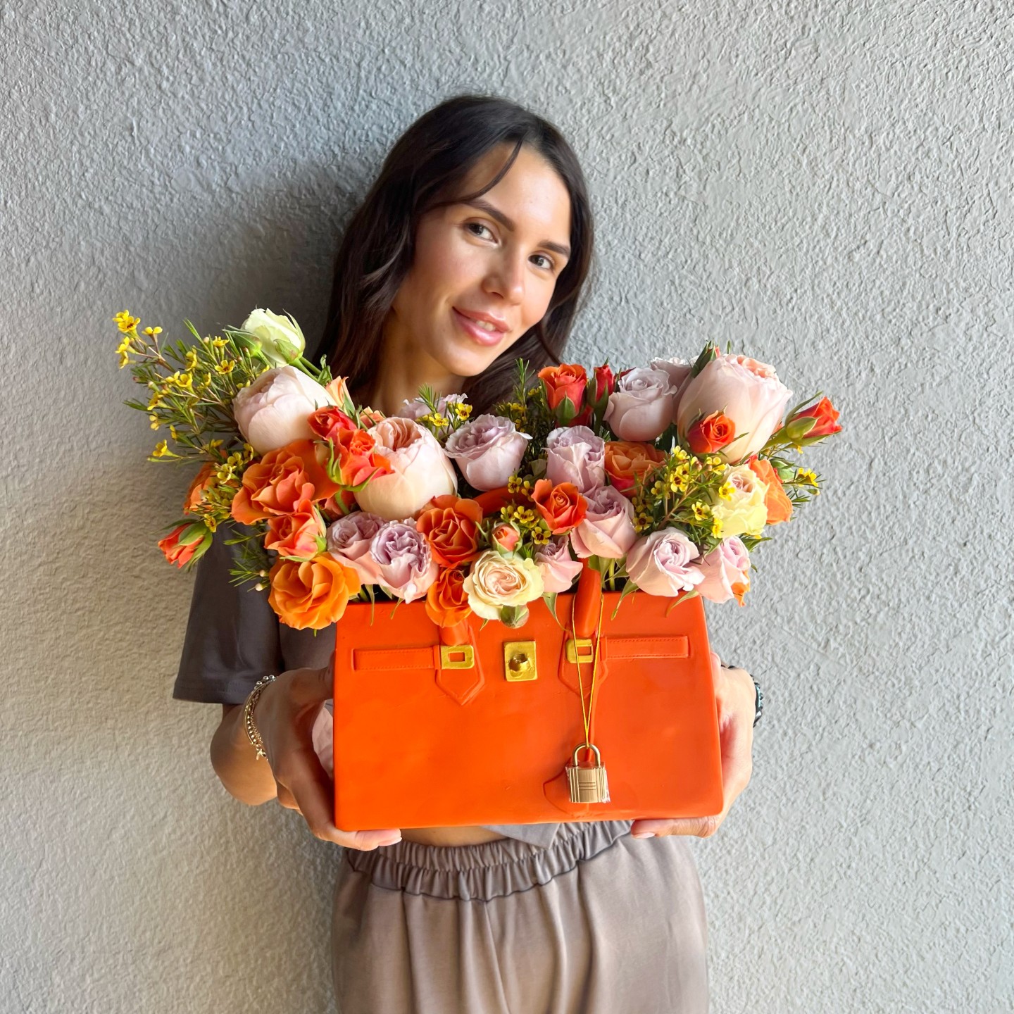 Orange Bag Fresh Flowers Vase Arrangement (Roses, Spray Roses, Garden Roses) Orange Bag Fresh Flowers Vase Arrangement (Roses, Spray Roses, Garden Roses)