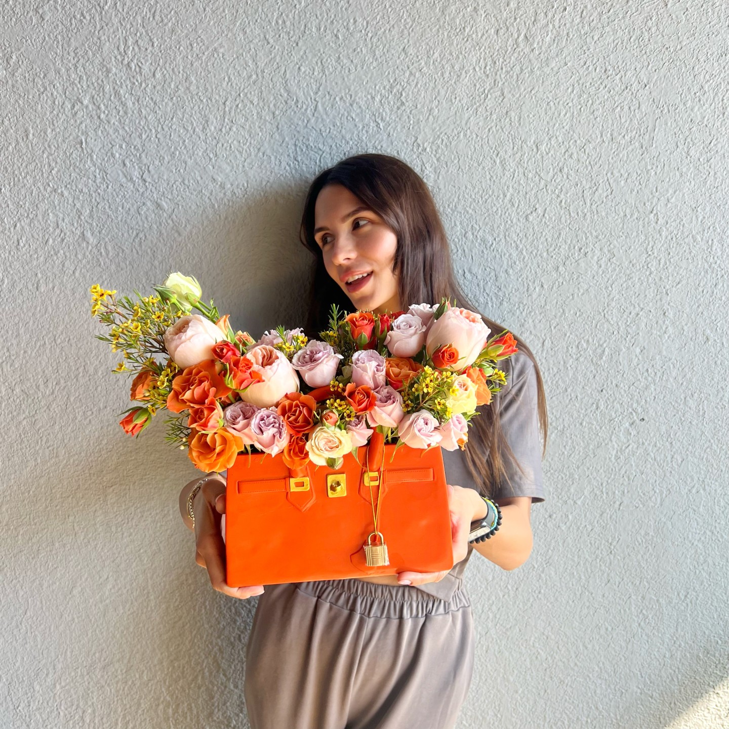 Orange Bag Fresh Flowers Vase Arrangement (Roses, Spray Roses, Garden Roses) Orange Bag Fresh Flowers Vase Arrangement (Roses, Spray Roses, Garden Roses)