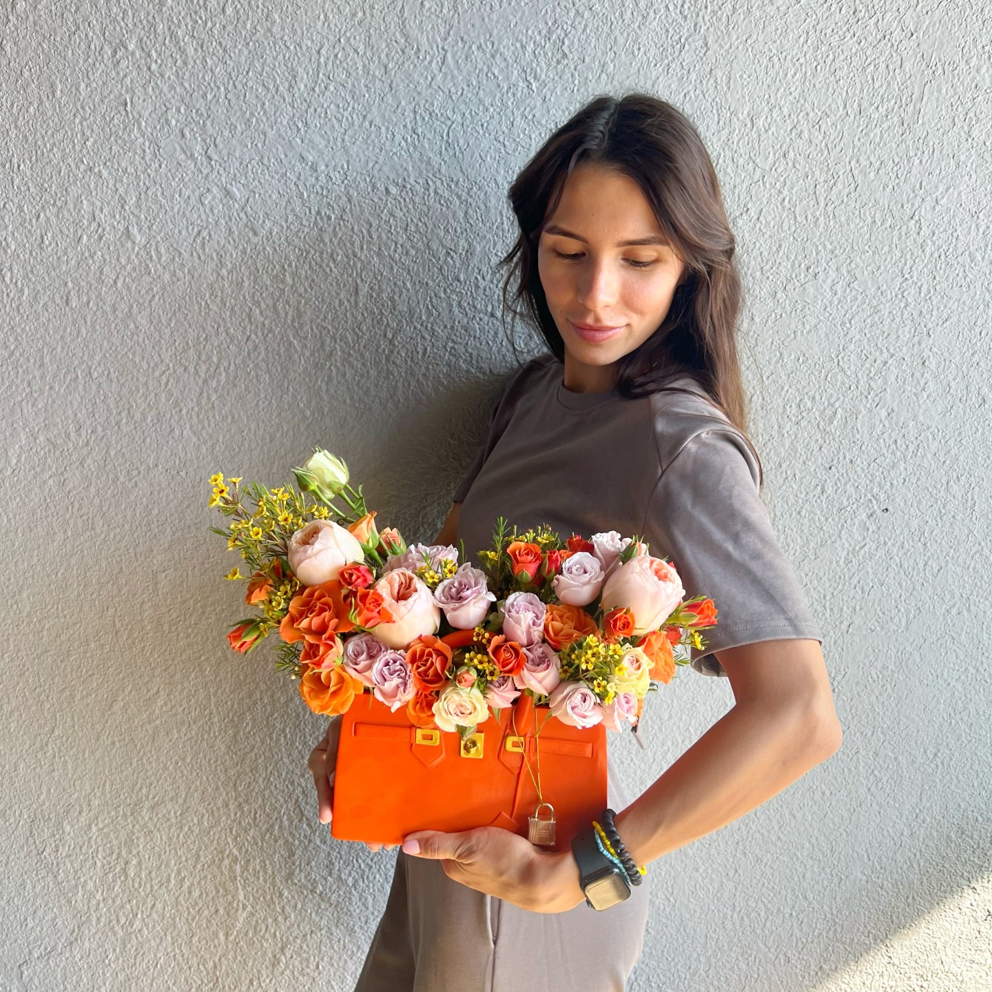 Orange Bag Fresh Flowers Vase Arrangement (Roses, Spray Roses, Garden Roses) Orange Bag Fresh Flowers Vase Arrangement (Roses, Spray Roses, Garden Roses)