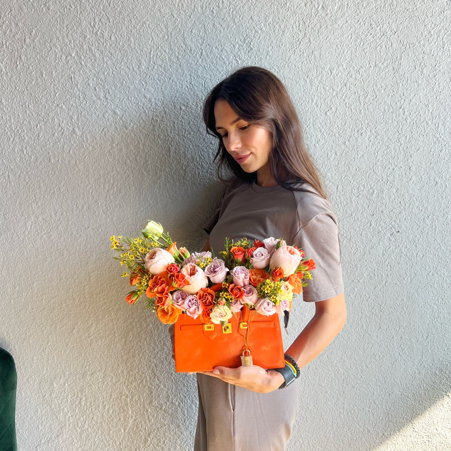 Orange Bag Fresh Flowers Vase Arrangement (Roses, Spray Roses, Garden Roses) Orange Bag Fresh Flowers Vase Arrangement (Roses, Spray Roses, Garden Roses)