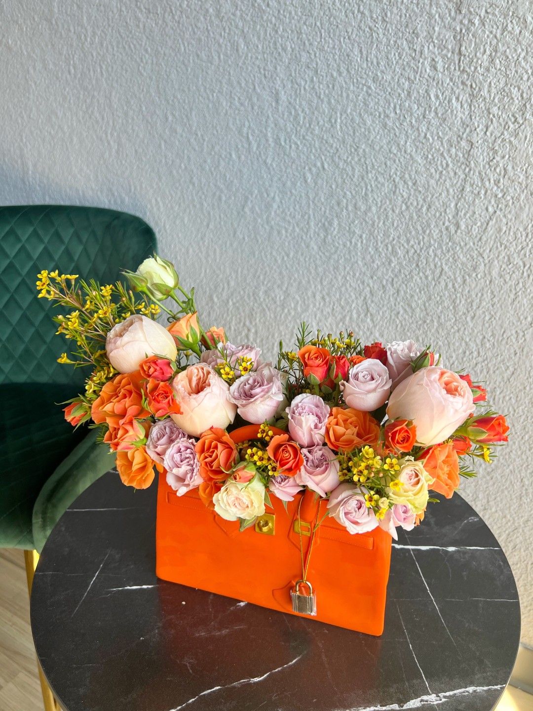 Orange Bag Fresh Flowers Vase Arrangement (Roses, Spray Roses, Garden Roses) Orange Bag Fresh Flowers Vase Arrangement (Roses, Spray Roses, Garden Roses)