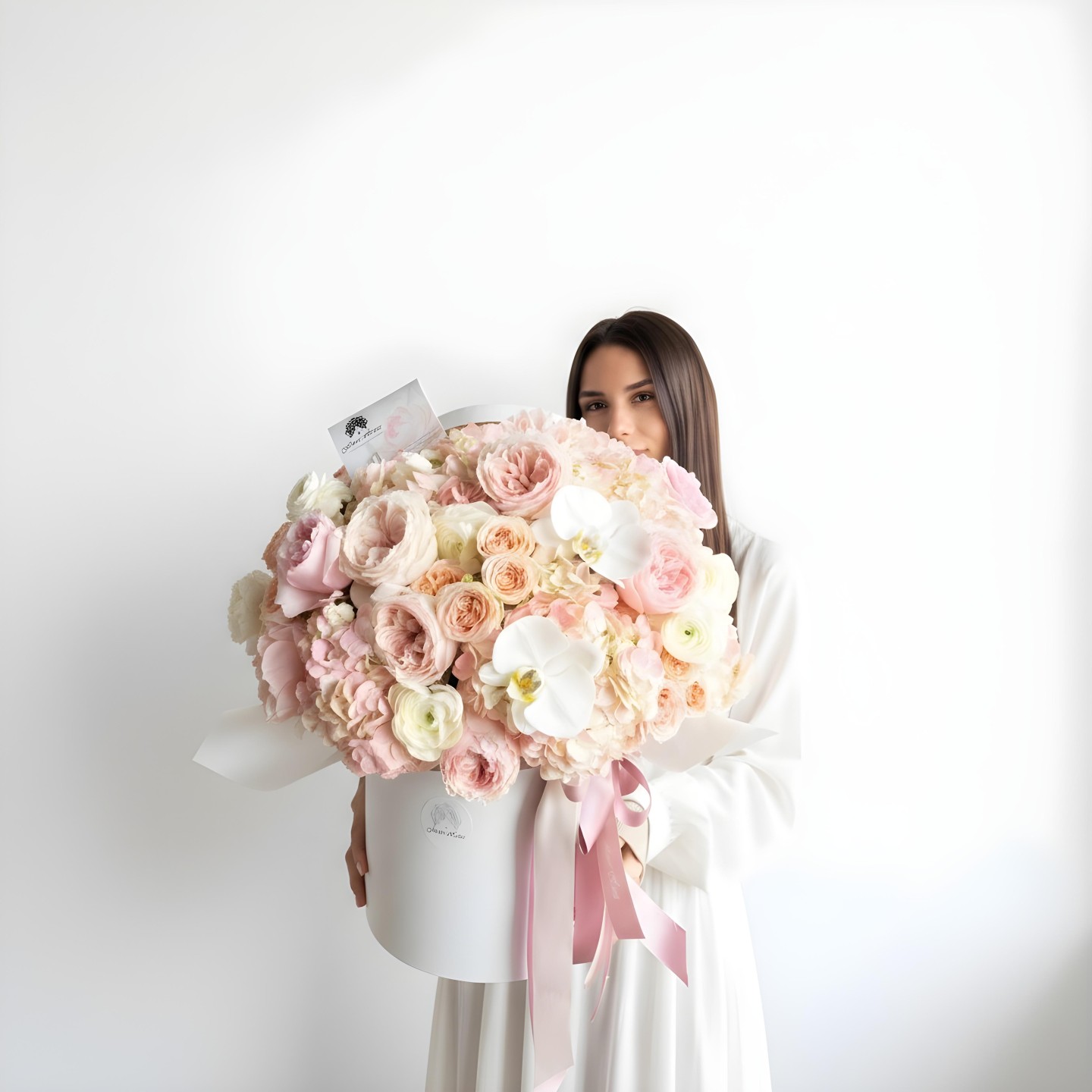 Elle Fresh Flower Box (Roses, Spray Roses, Garden Roses, Hydrangeas, Ranunculus, Cymbidium Orchids) Elle Fresh Flower Box (Roses, Spray Roses, Garden Roses, Hydrangeas, Ranunculus, Cymbidium Orchids)