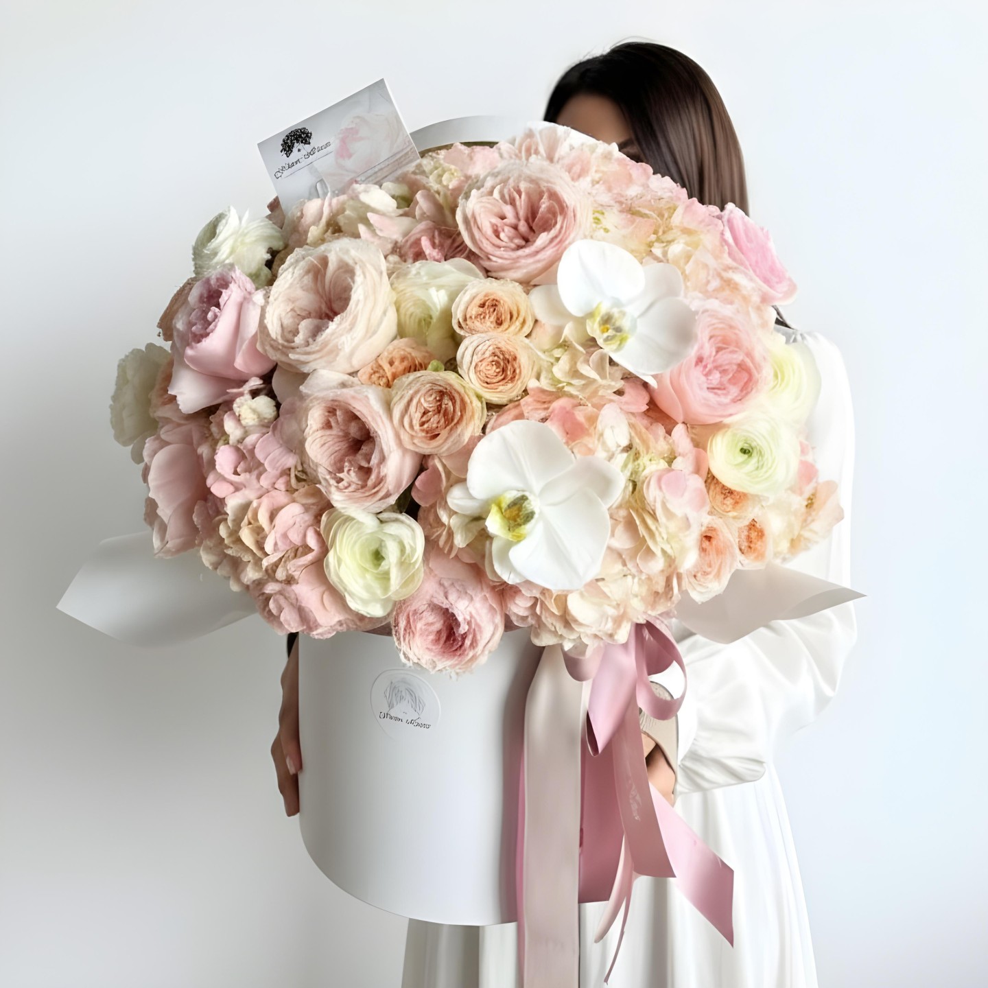Elle Fresh Flower Box (Roses, Spray Roses, Garden Roses, Hydrangeas, Ranunculus, Cymbidium Orchids) Elle Fresh Flower Box (Roses, Spray Roses, Garden Roses, Hydrangeas, Ranunculus, Cymbidium Orchids)