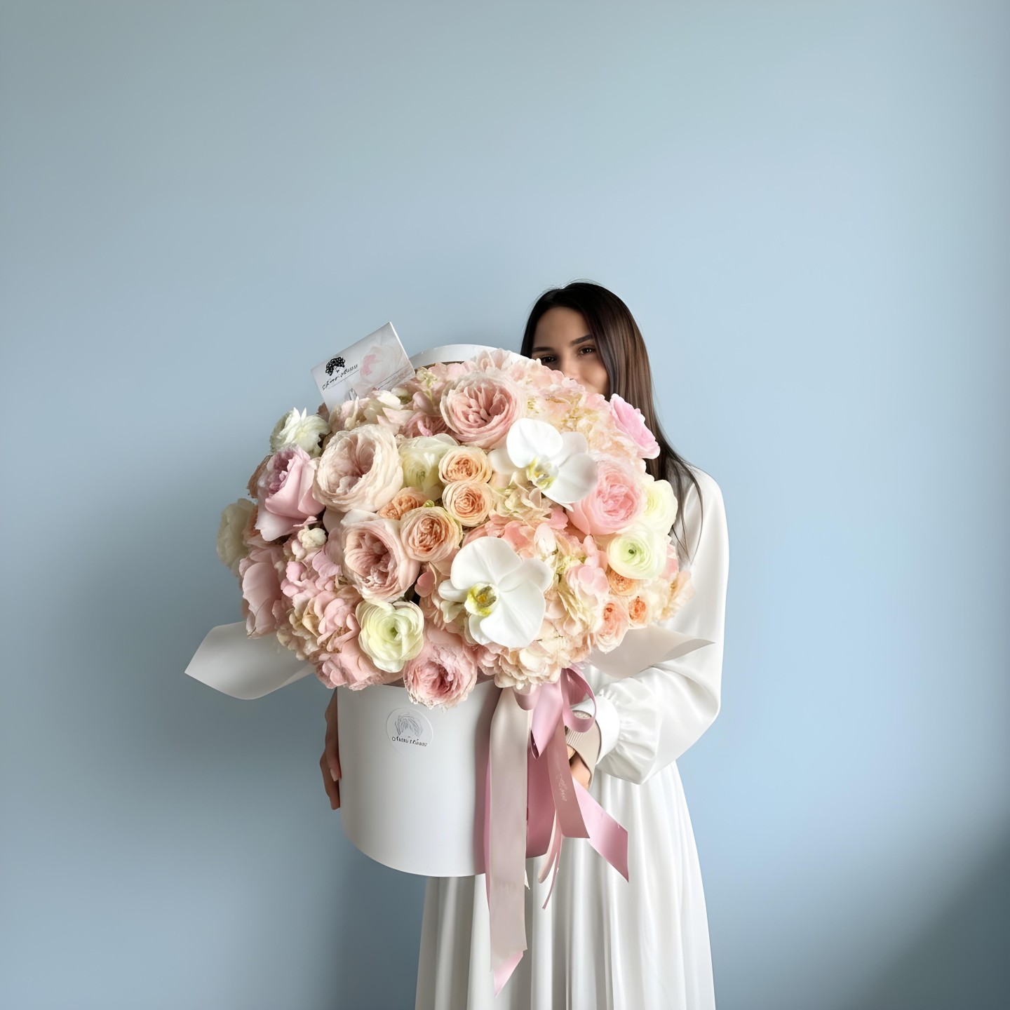 Elle Fresh Flower Box (Roses, Spray Roses, Garden Roses, Hydrangeas, Ranunculus, Cymbidium Orchids) Elle Fresh Flower Box (Roses, Spray Roses, Garden Roses, Hydrangeas, Ranunculus, Cymbidium Orchids)