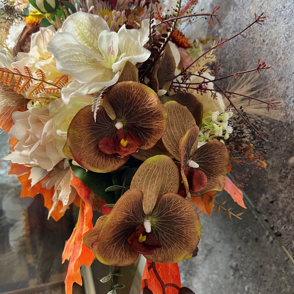 Thanksgiving table centrepiece with artificial flowers