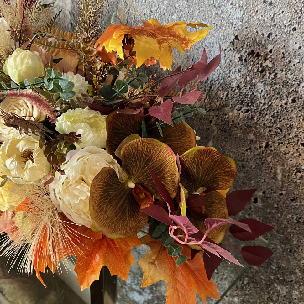 Thanksgiving table centrepiece with artificial flowers