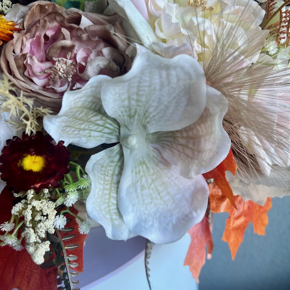 Thanksgiving table centrepiece with artificial flowers Thanksgiving table centrepiece with artificial flowers