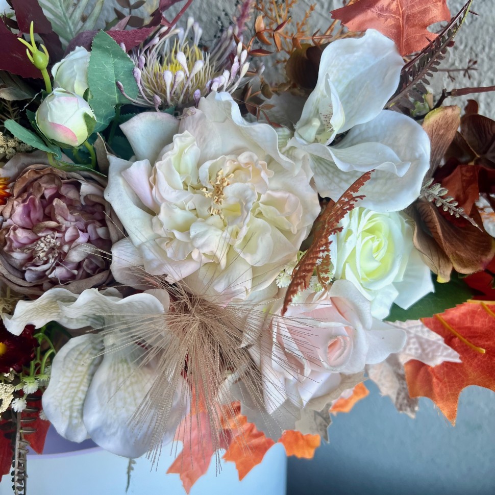 Thanksgiving table centrepiece with artificial flowers Thanksgiving table centrepiece with artificial flowers