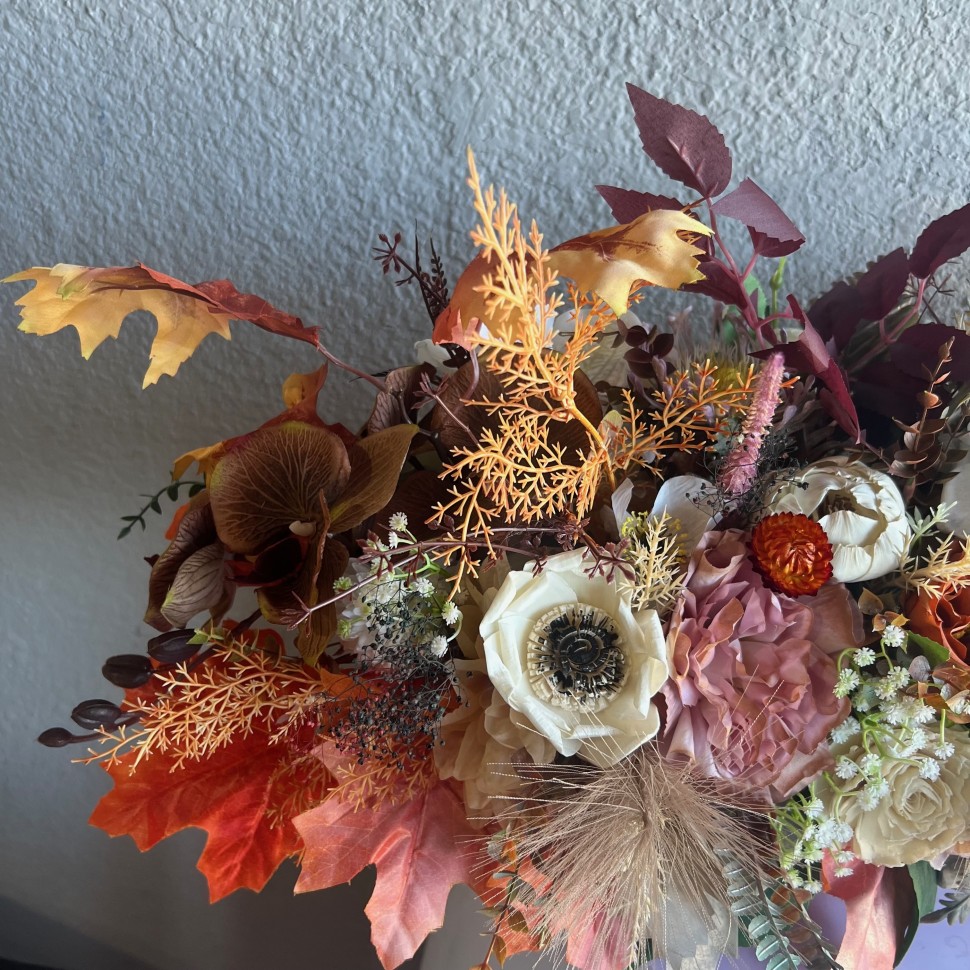 Thanksgiving table centrepiece with artificial flowers Thanksgiving table centrepiece with artificial flowers