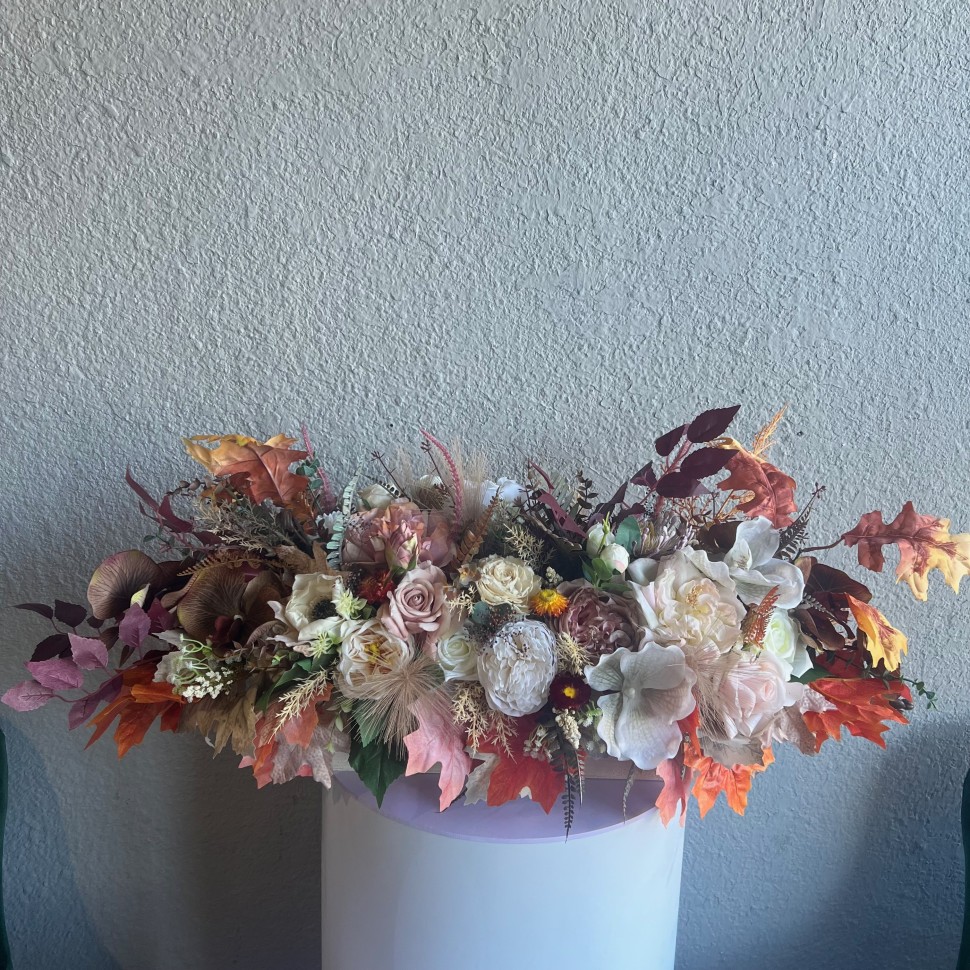 Thanksgiving table centrepiece with artificial flowers Thanksgiving table centrepiece with artificial flowers