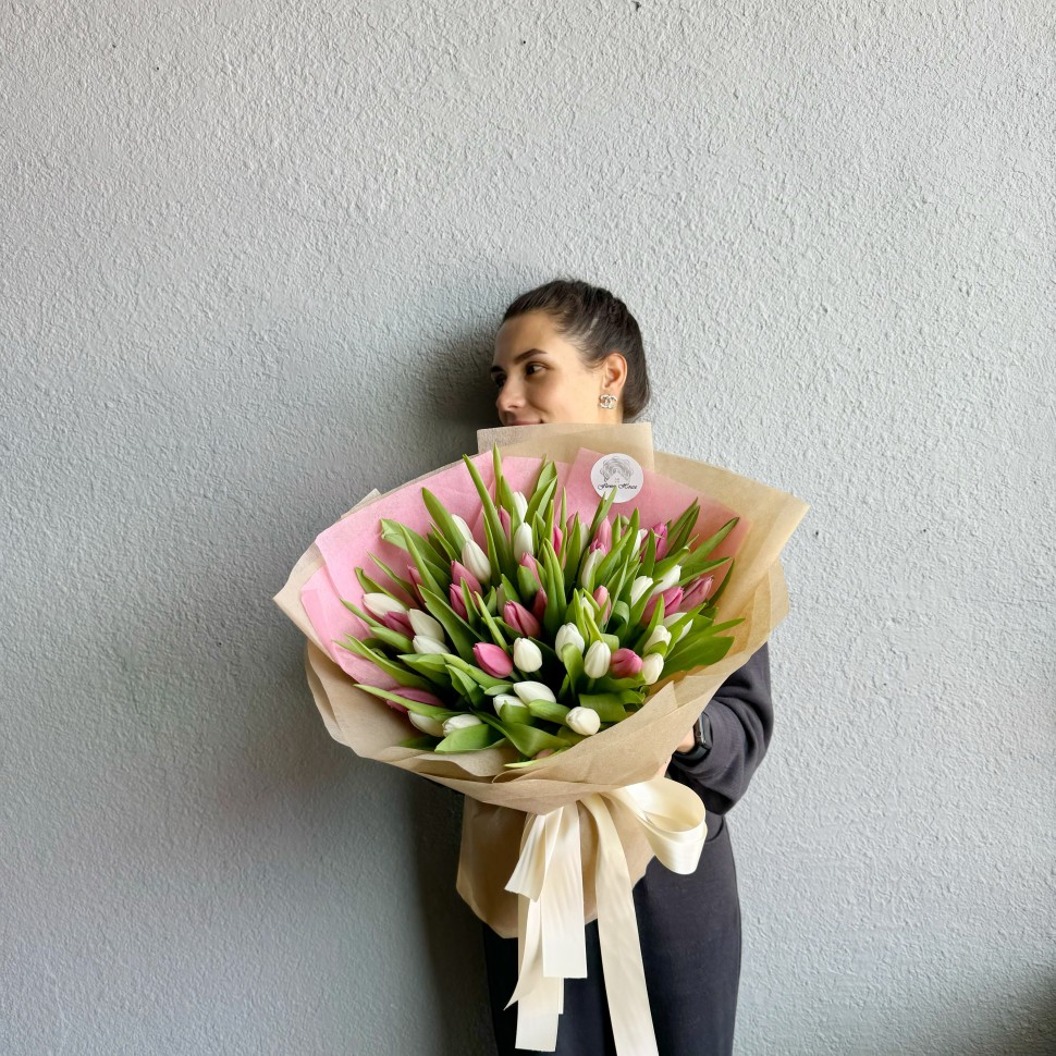 Madilyn Tulip Hand-Tied Bouquet