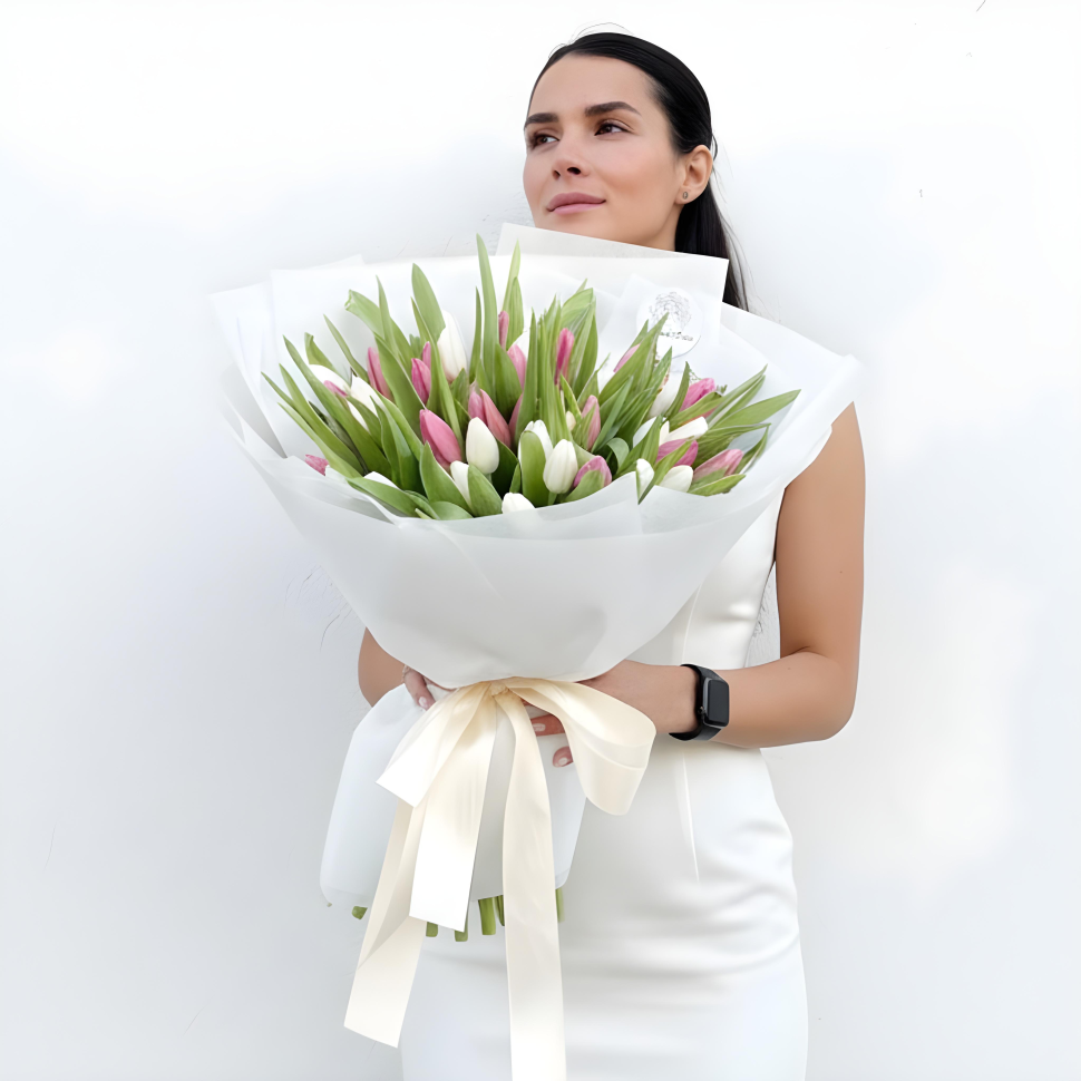 Madilyn Tulip Hand-Tied Bouquet