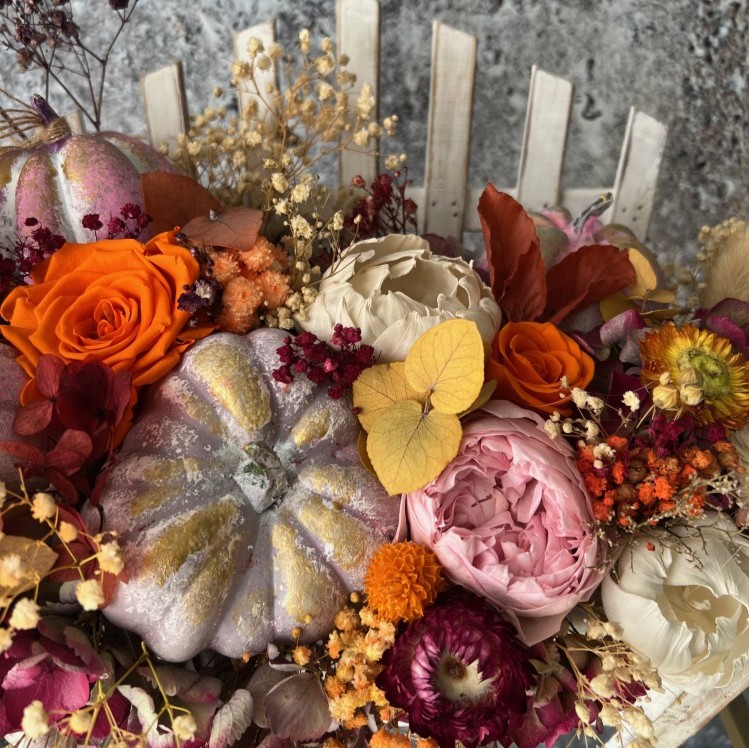 Thanksgiving arrangement with preserved flowers in bench Thanksgiving arrangement with preserved flowers in bench