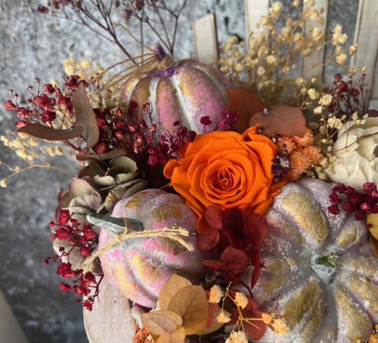 Thanksgiving arrangement with preserved flowers in bench Thanksgiving arrangement with preserved flowers in bench