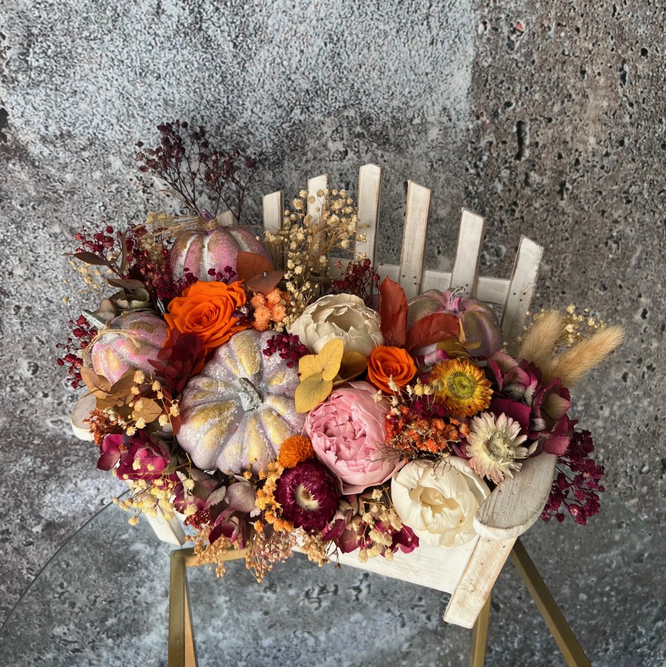 Thanksgiving arrangement with preserved flowers in bench