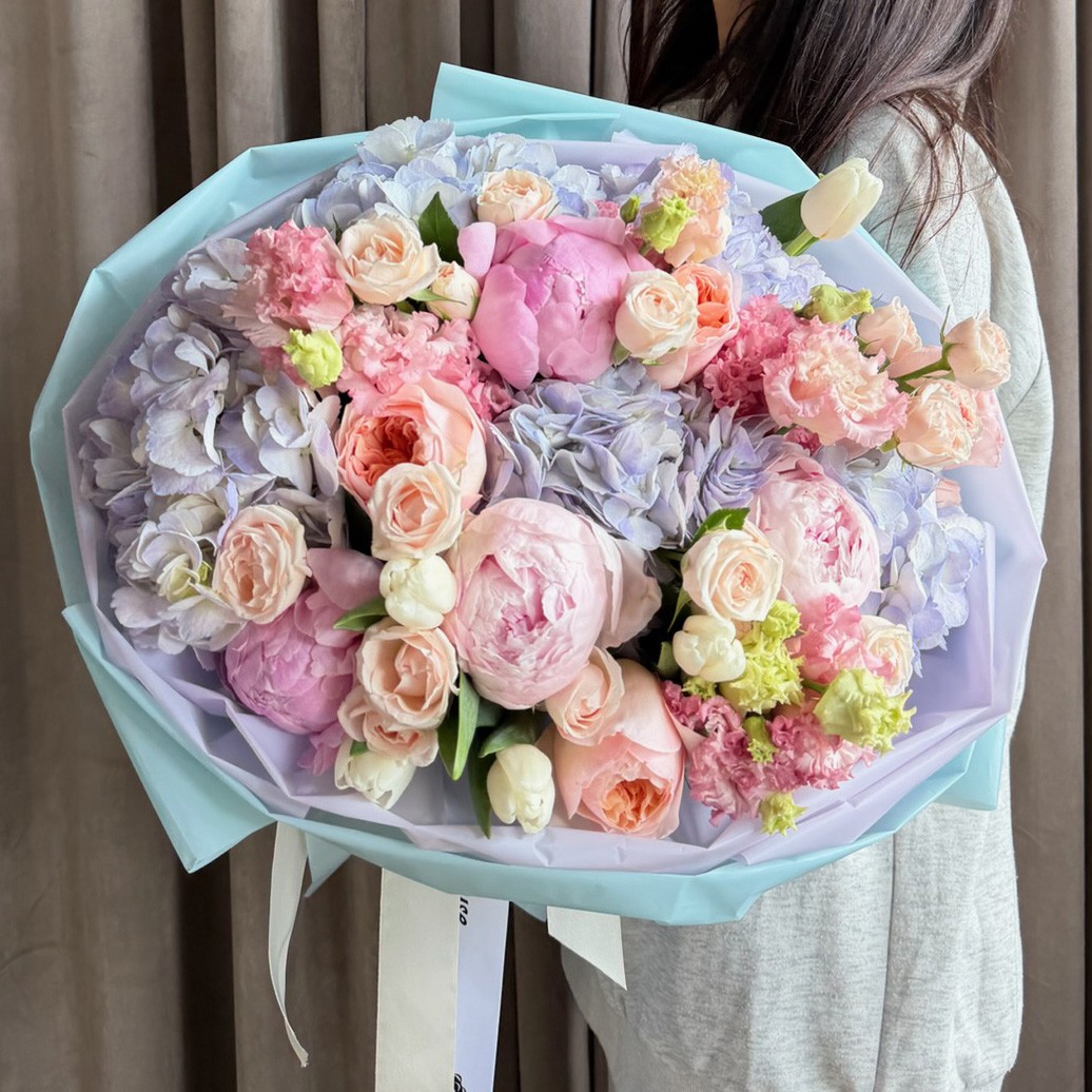Blushing Garden Basket – Hydrangeas, Garden Roses, Lisianthus, Tulips & Spray Roses