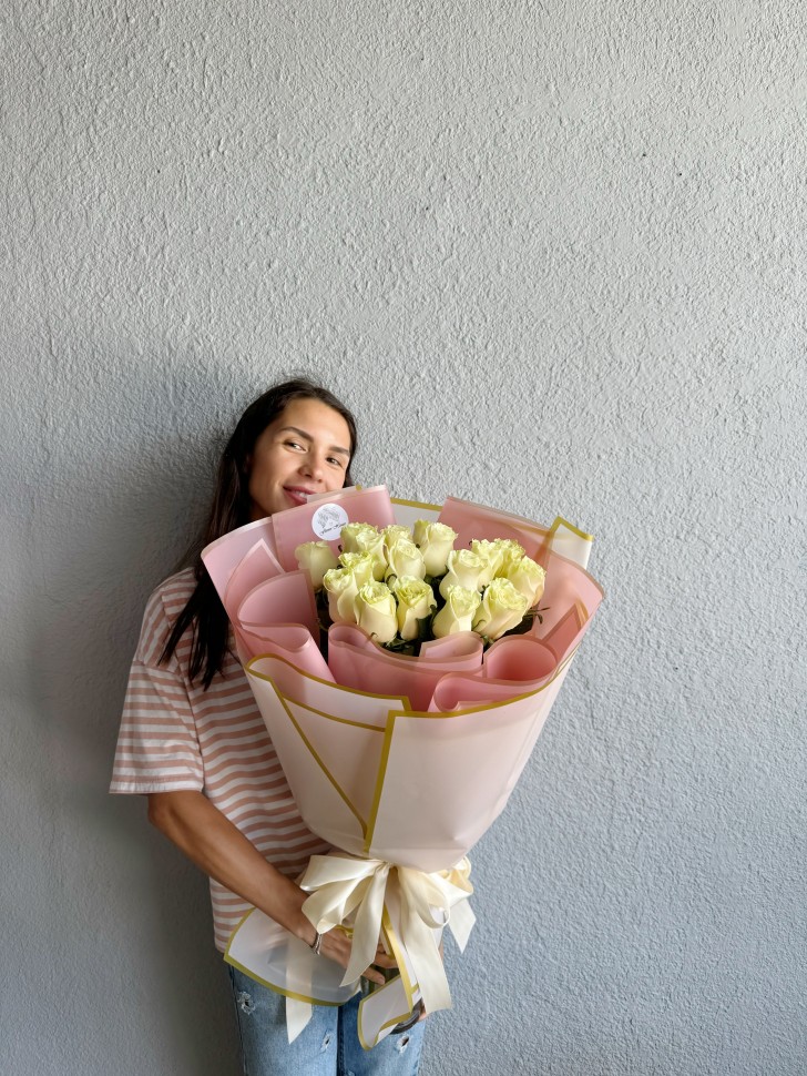 18 White Roses Bouquet