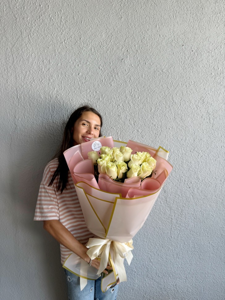 18 White Roses Bouquet