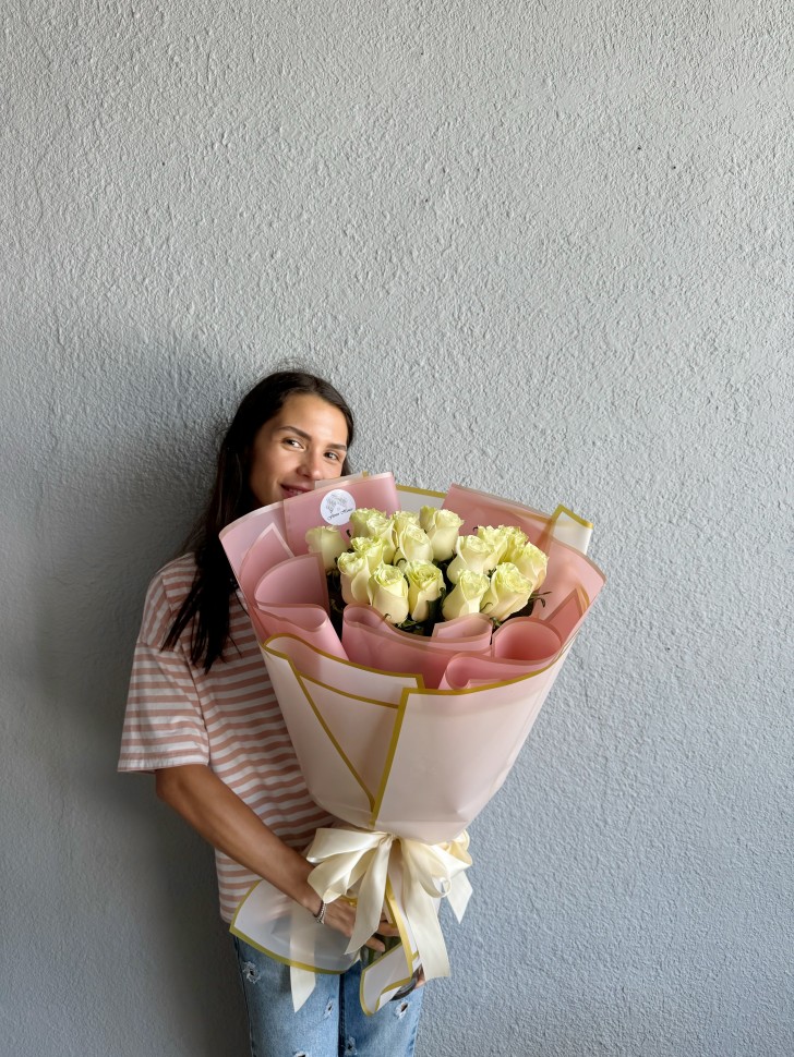 18 White Roses Bouquet