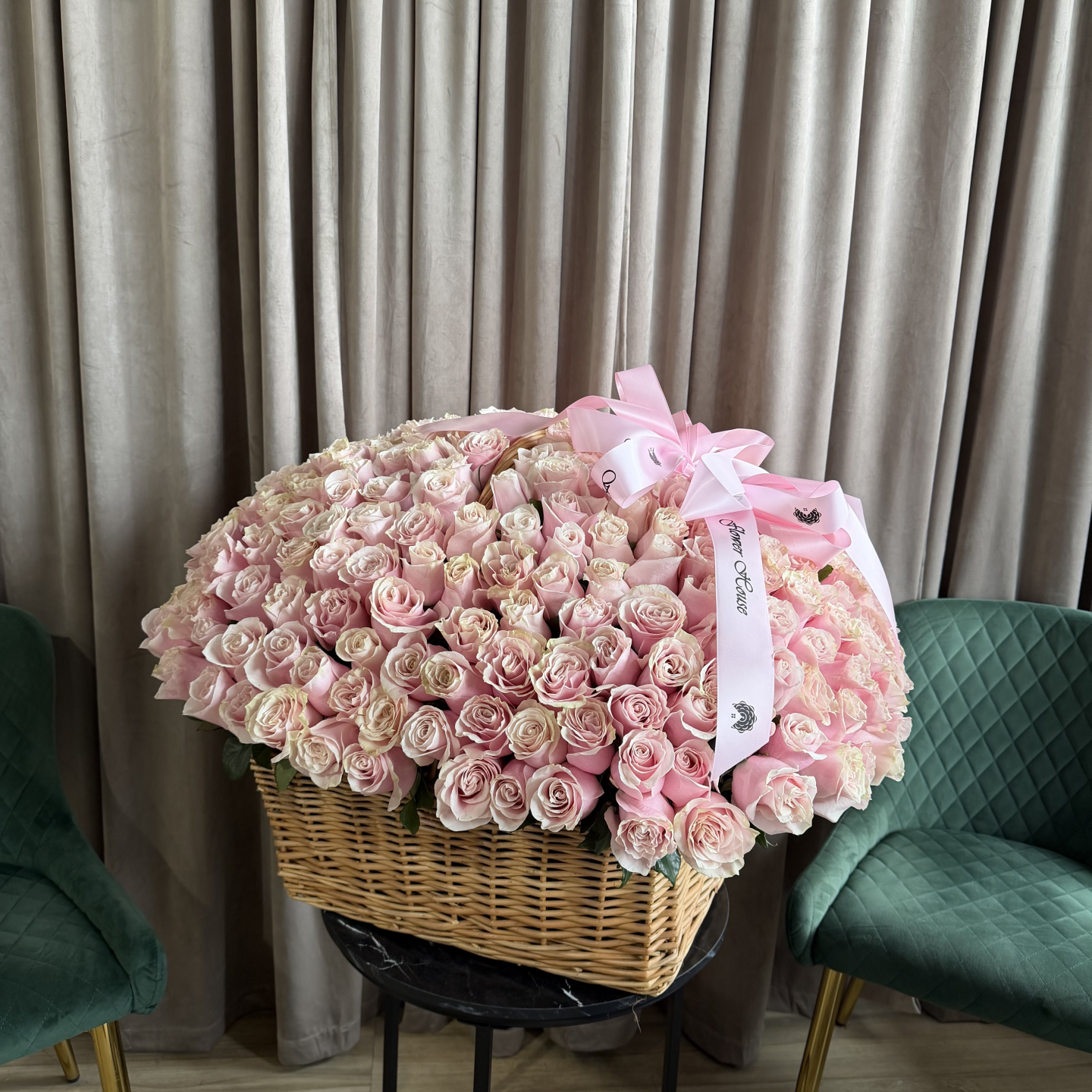 The Liravelle Rose Basket – 300 Light Pink Roses