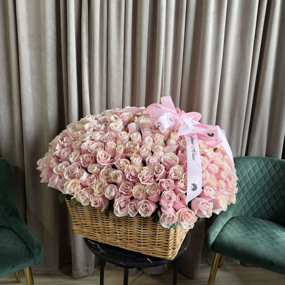 The Liravelle Rose Basket – 300 Light Pink Roses