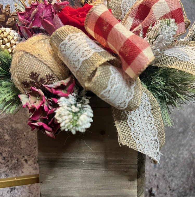 Christmas arrangement with preserved flowers, Snowman and bird Christmas arrangement with preserved flowers, Snowman and bird