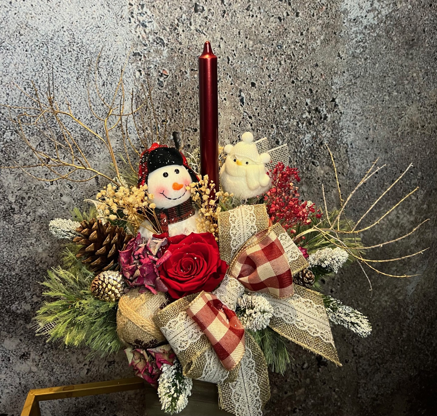 Christmas arrangement with preserved flowers, Snowman and bird Christmas arrangement with preserved flowers, Snowman and bird