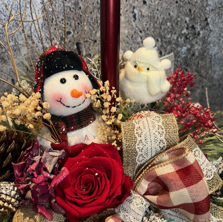 Christmas arrangement with preserved flowers, Snowman and bird Christmas arrangement with preserved flowers, Snowman and bird