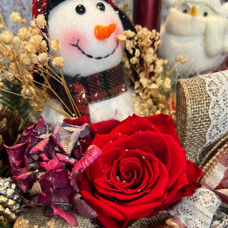 Christmas arrangement with preserved flowers, Snowman and bird Christmas arrangement with preserved flowers, Snowman and bird