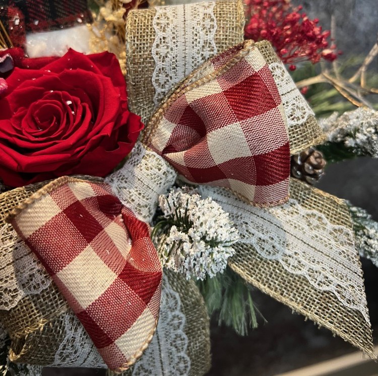 Christmas arrangement with preserved flowers, Snowman and bird Christmas arrangement with preserved flowers, Snowman and bird