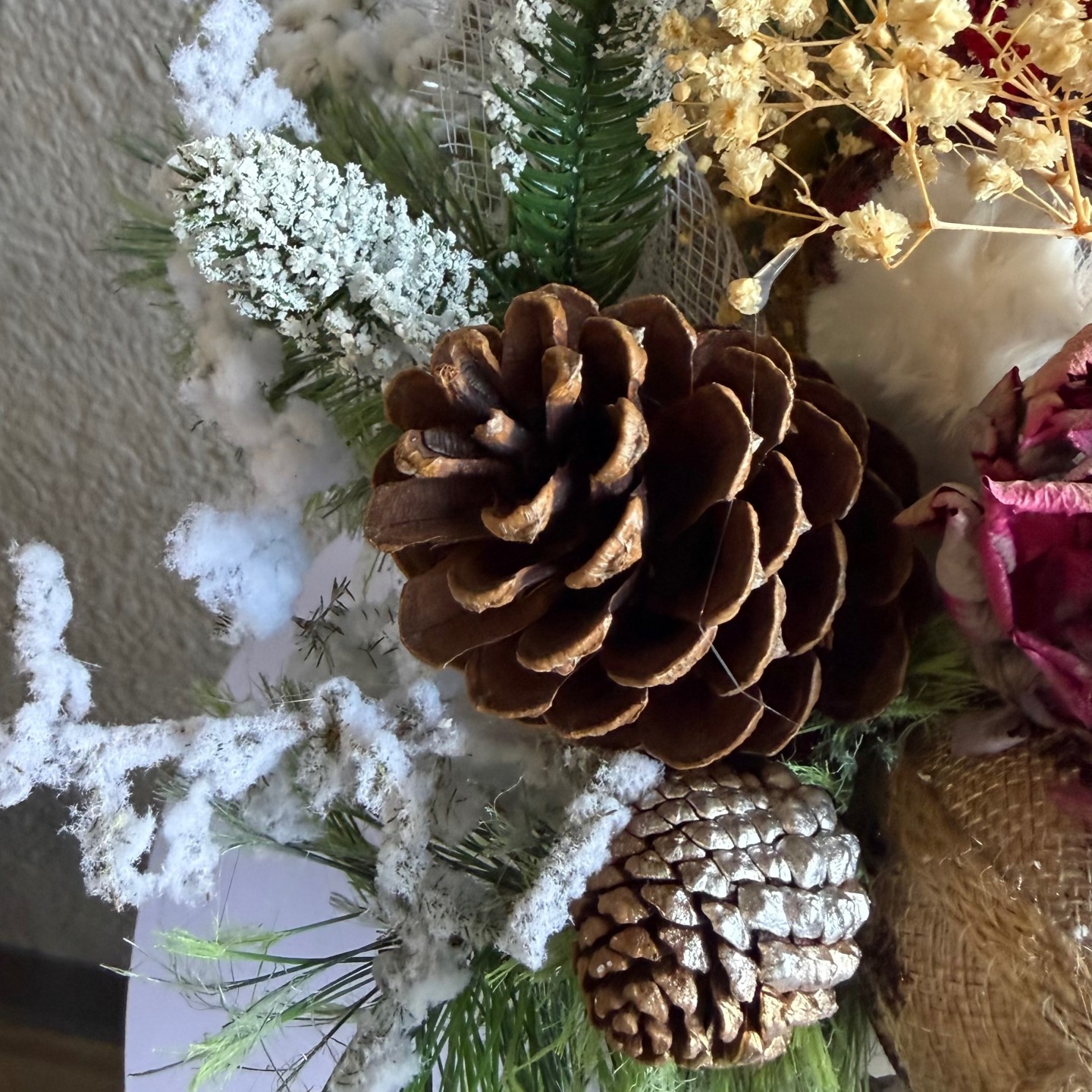 Christmas arrangement with preserved flowers, Snowman and bird Christmas arrangement with preserved flowers, Snowman and bird