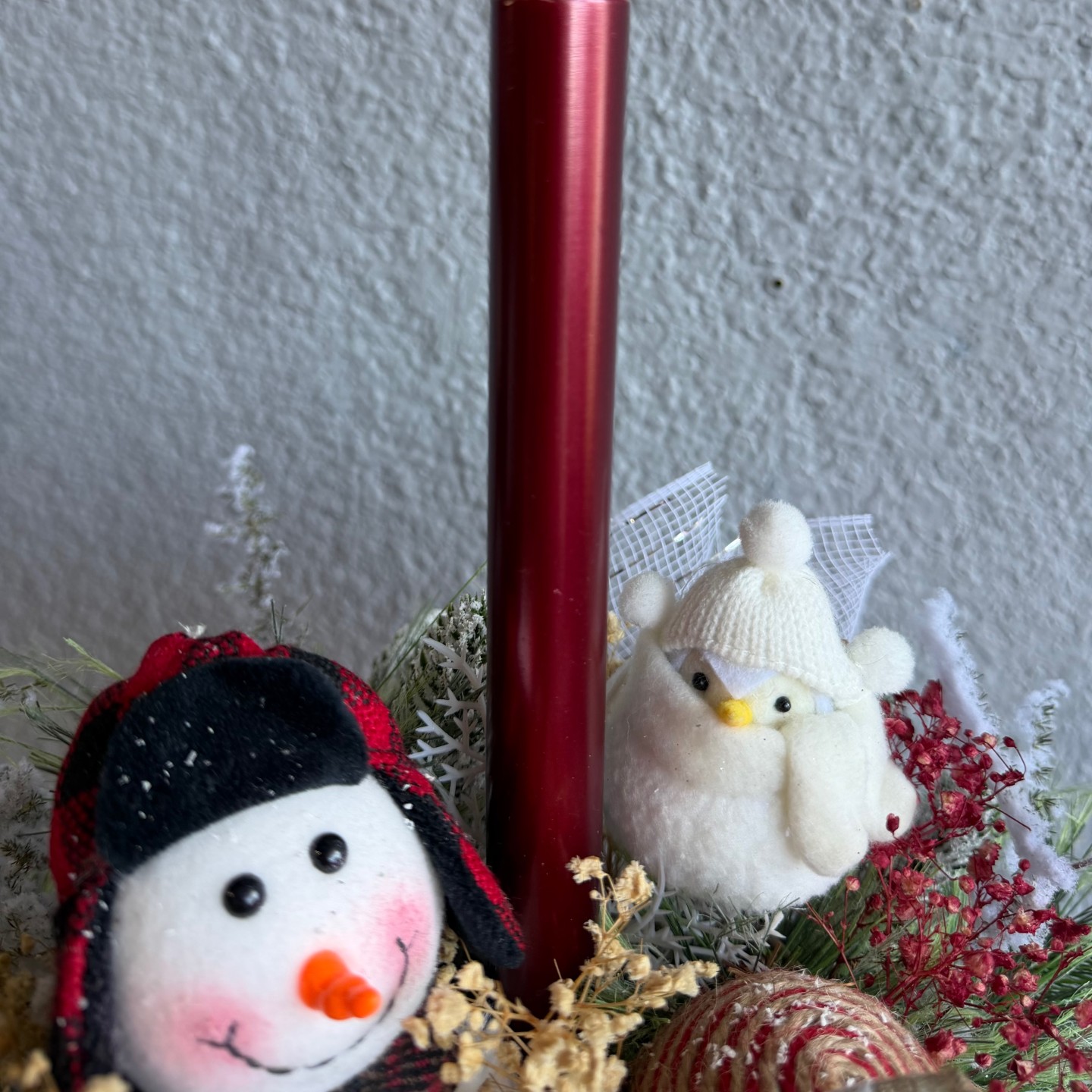 Christmas arrangement with preserved flowers, Snowman and bird Christmas arrangement with preserved flowers, Snowman and bird
