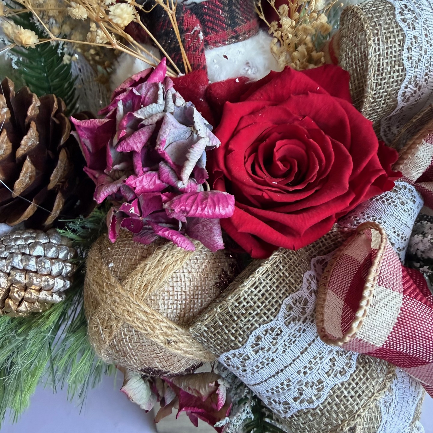 Christmas arrangement with preserved flowers, Snowman and bird Christmas arrangement with preserved flowers, Snowman and bird