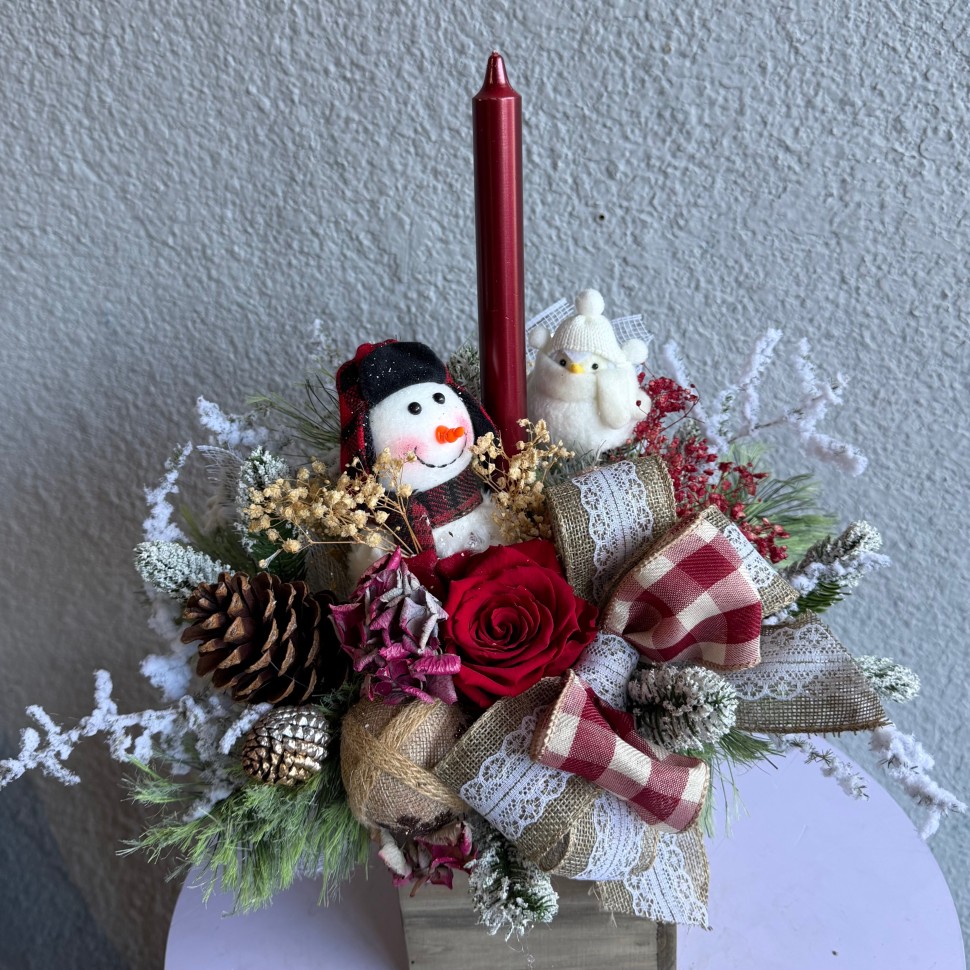 Christmas arrangement with preserved flowers, Snowman and bird Christmas arrangement with preserved flowers, Snowman and bird
