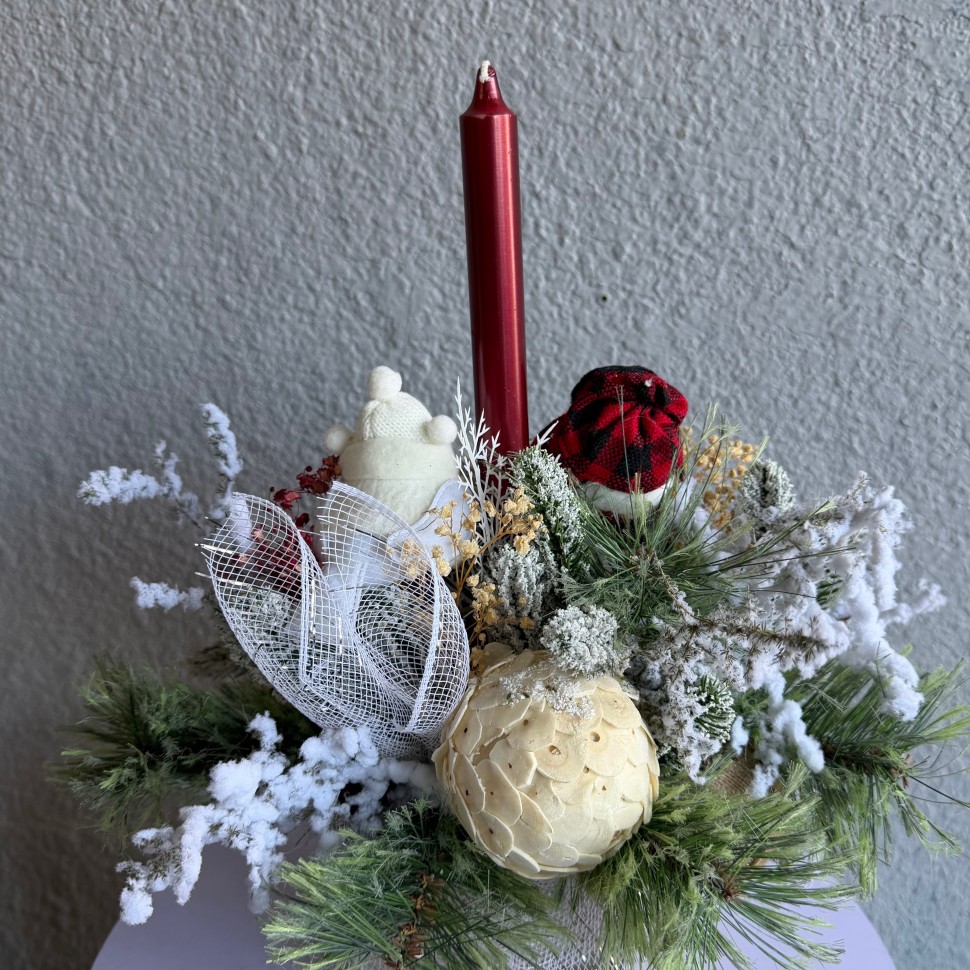 Christmas arrangement with preserved flowers, Snowman and bird Christmas arrangement with preserved flowers, Snowman and bird