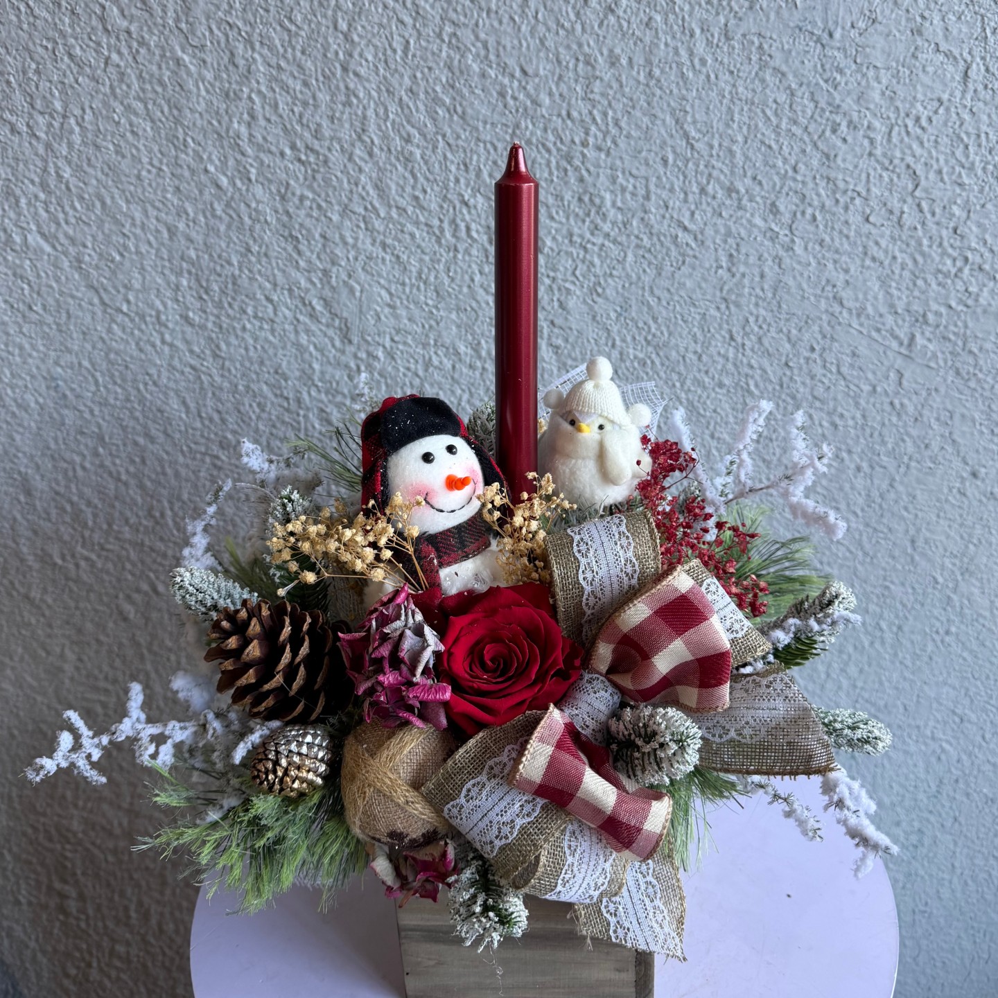 Christmas arrangement with preserved flowers, Snowman and bird Christmas arrangement with preserved flowers, Snowman and bird