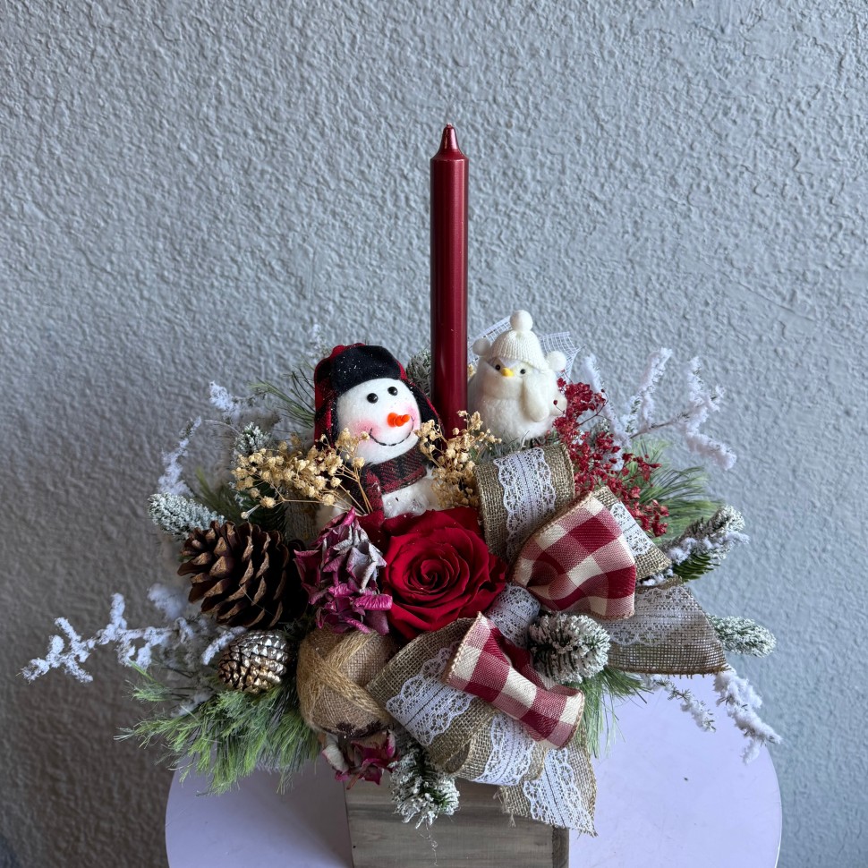 Christmas arrangement with preserved flowers, Snowman and bird Christmas arrangement with preserved flowers, Snowman and bird