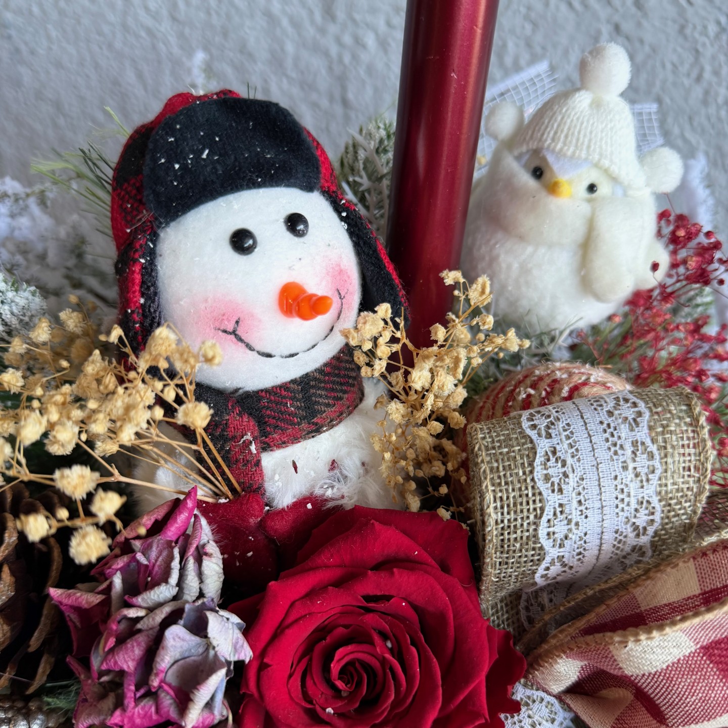 Christmas arrangement with preserved flowers, Snowman and bird Christmas arrangement with preserved flowers, Snowman and bird