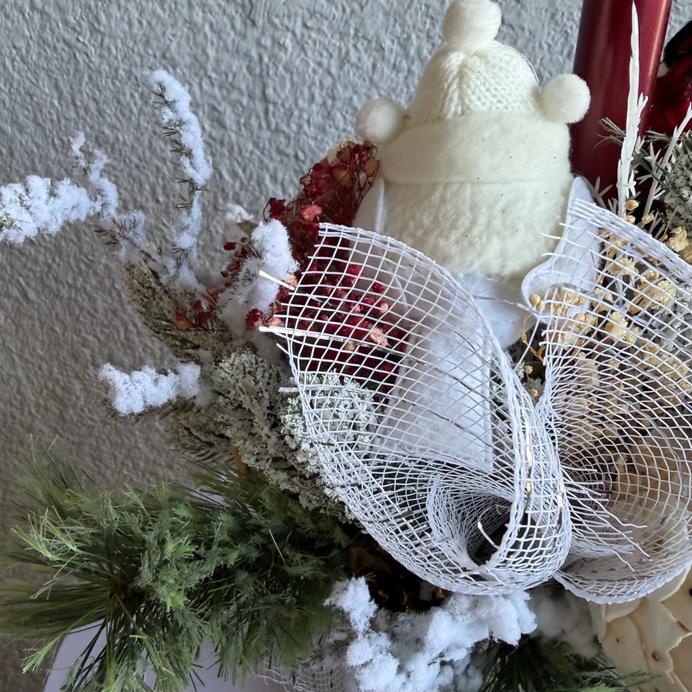 Christmas arrangement with preserved flowers, Snowman and bird Christmas arrangement with preserved flowers, Snowman and bird