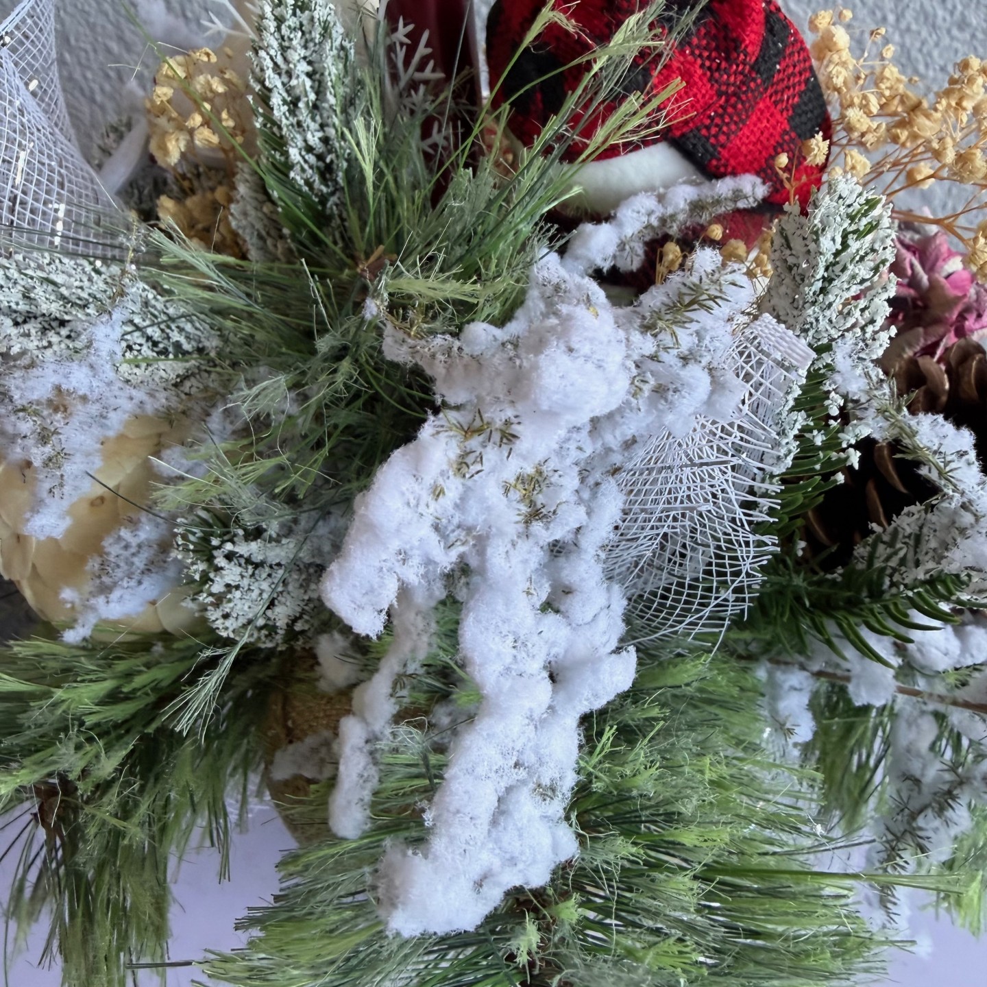 Christmas arrangement with preserved flowers, Snowman and bird Christmas arrangement with preserved flowers, Snowman and bird