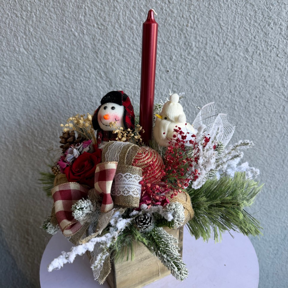 Christmas arrangement with preserved flowers, Snowman and bird Christmas arrangement with preserved flowers, Snowman and bird
