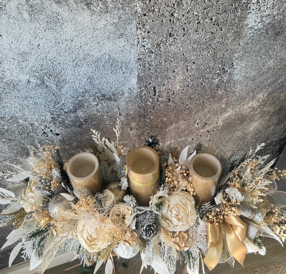 Christmas candles arrangement with sola wood flowers